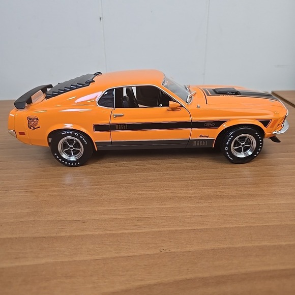 Maisto 1970 Ford Mustang Mach 1 Twister Special Diecast | Orange 1:18 Scale - Picture 6 of 13